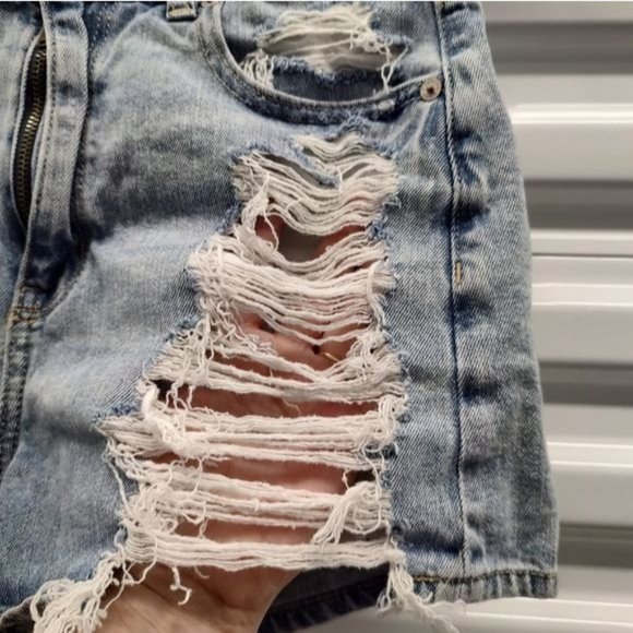 Ladies size 6 American Eagle super distressed mom jean shorts - Picture 3 of 9